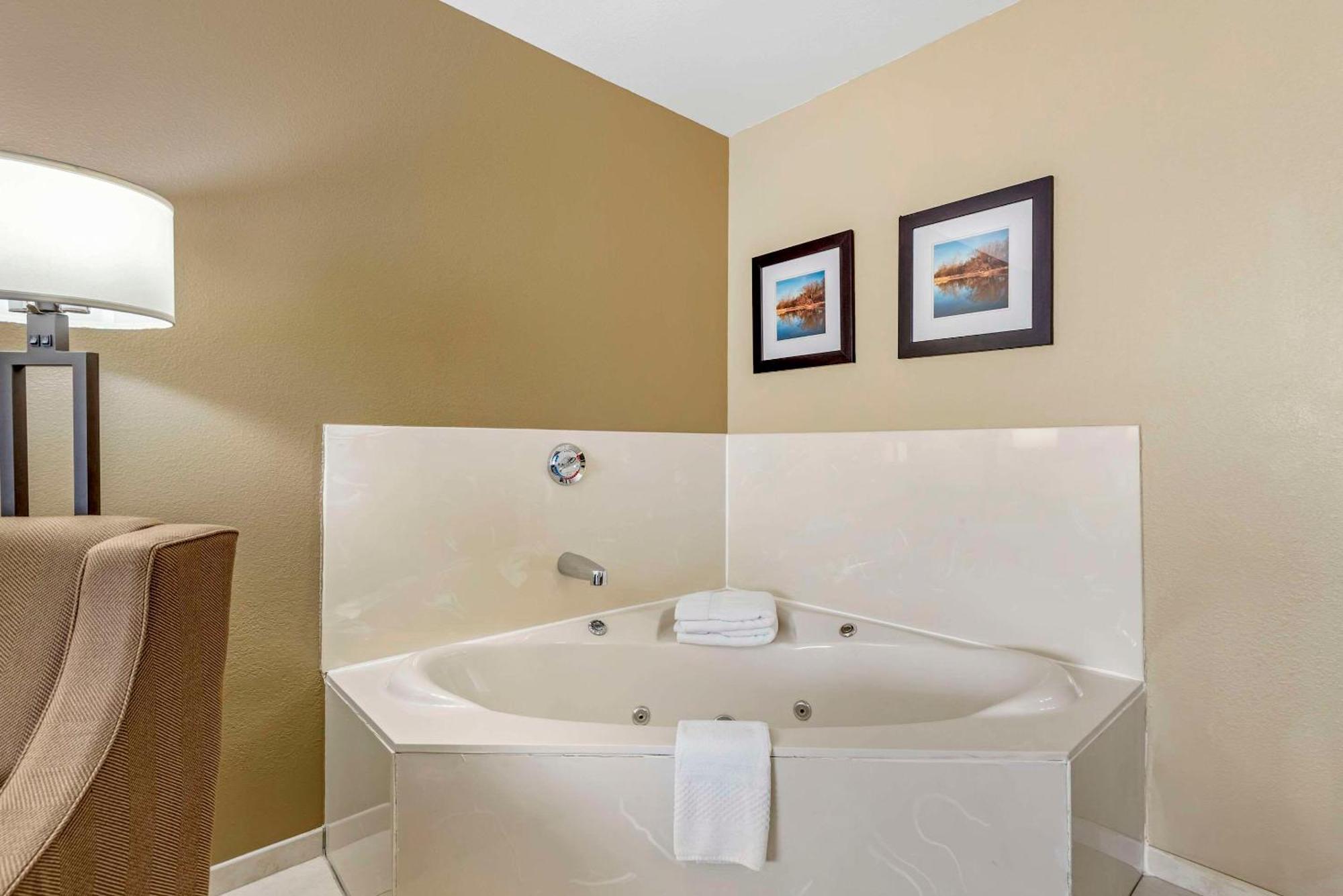 Comfort Inn & Suites East Moline Near I-80 Екстер'єр фото